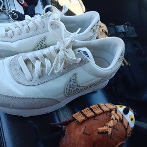 Nike size 8 DM3346-100